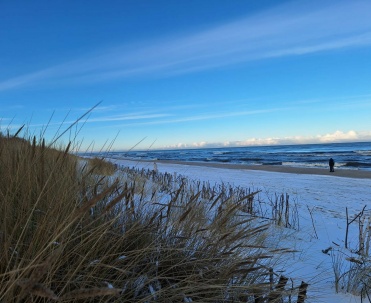 Plaża w Jastarni zimą &ndash; cisza, przestrzeń i Bałtyk bez tłum&oacute;w